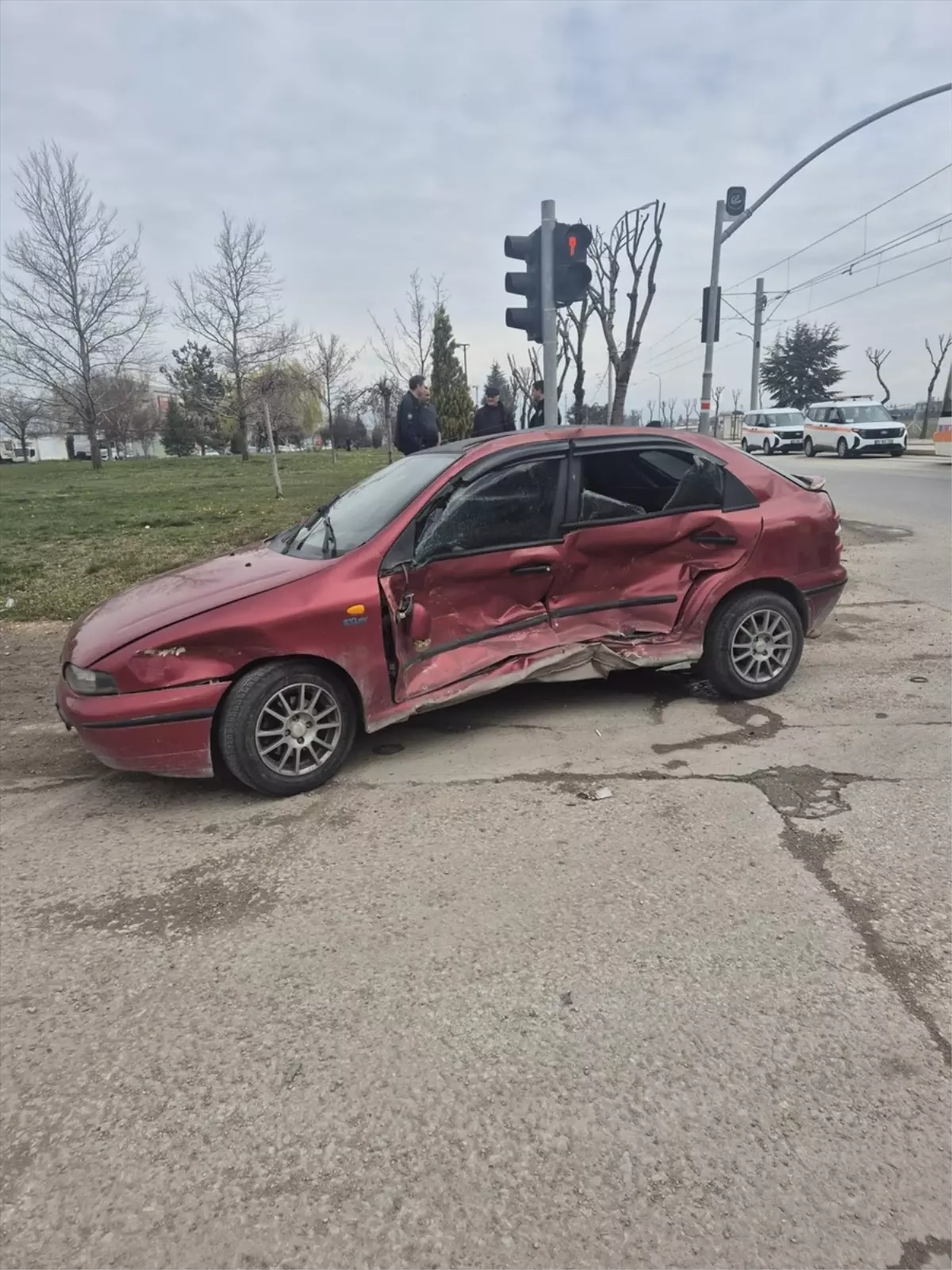 Eskişehir Odunpazarı'nda Tramvay ile Otomobil Çarpıştı, 2 Yaralı
