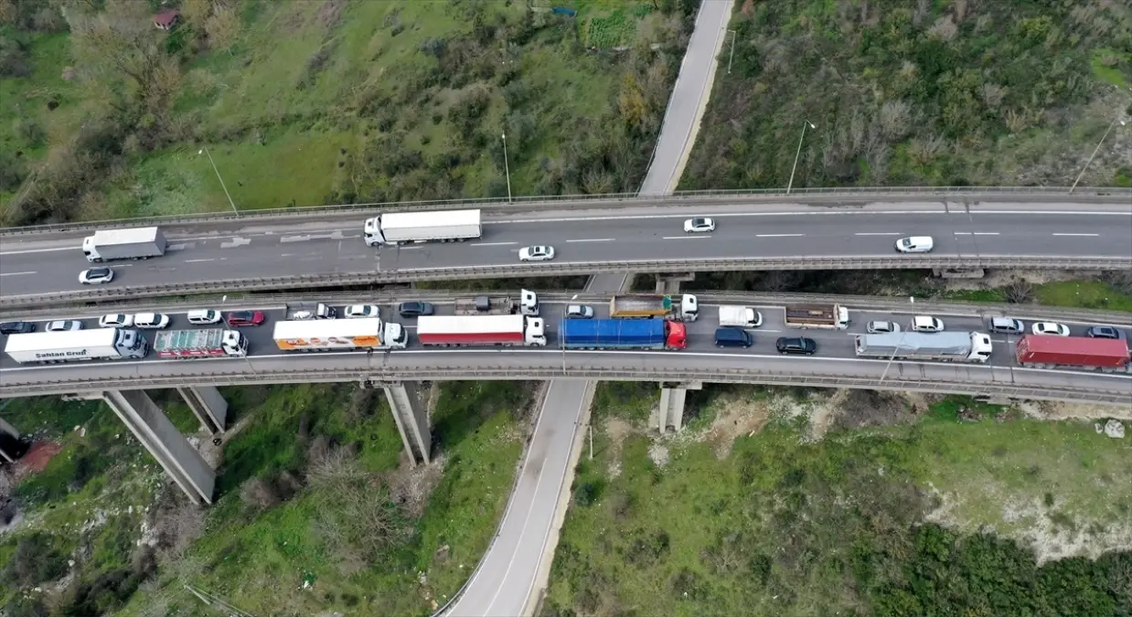 İzmit'te Zincirleme Çarpışma Trafiği Duraklattı: 4 Araç Kaza Yaptı