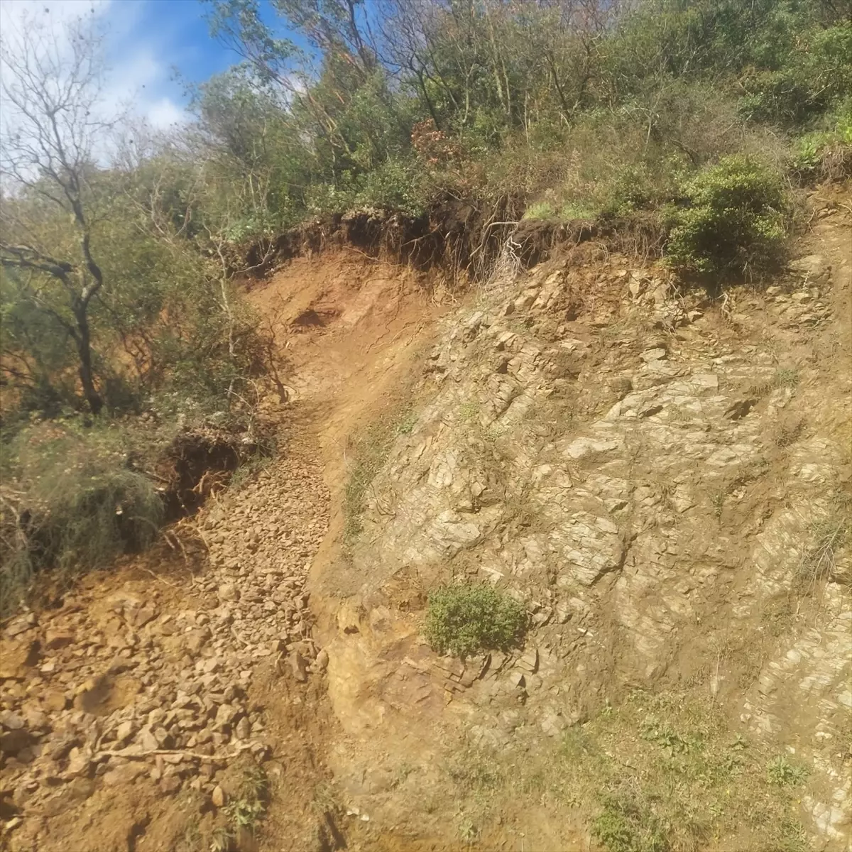 Mudanya’da Şiddetli Yağış Sonrası Toprak Kayması Yol Açıklığını Yeniden Sağladı
