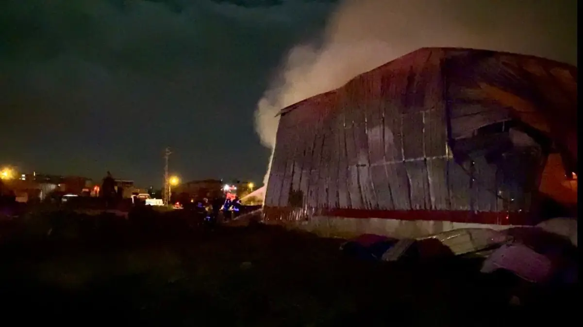 Osmaniye Kağıt Fabrikasında Çıkan Yangın 2 Saatte Kontrol Altına Alındı