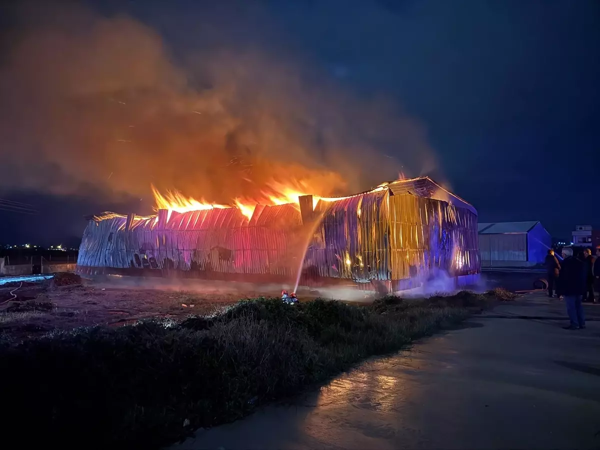Osmaniye İhsan Göknal Mahallesi'ndeki Kağıt Fabrikasında Yangın Söndürüldü