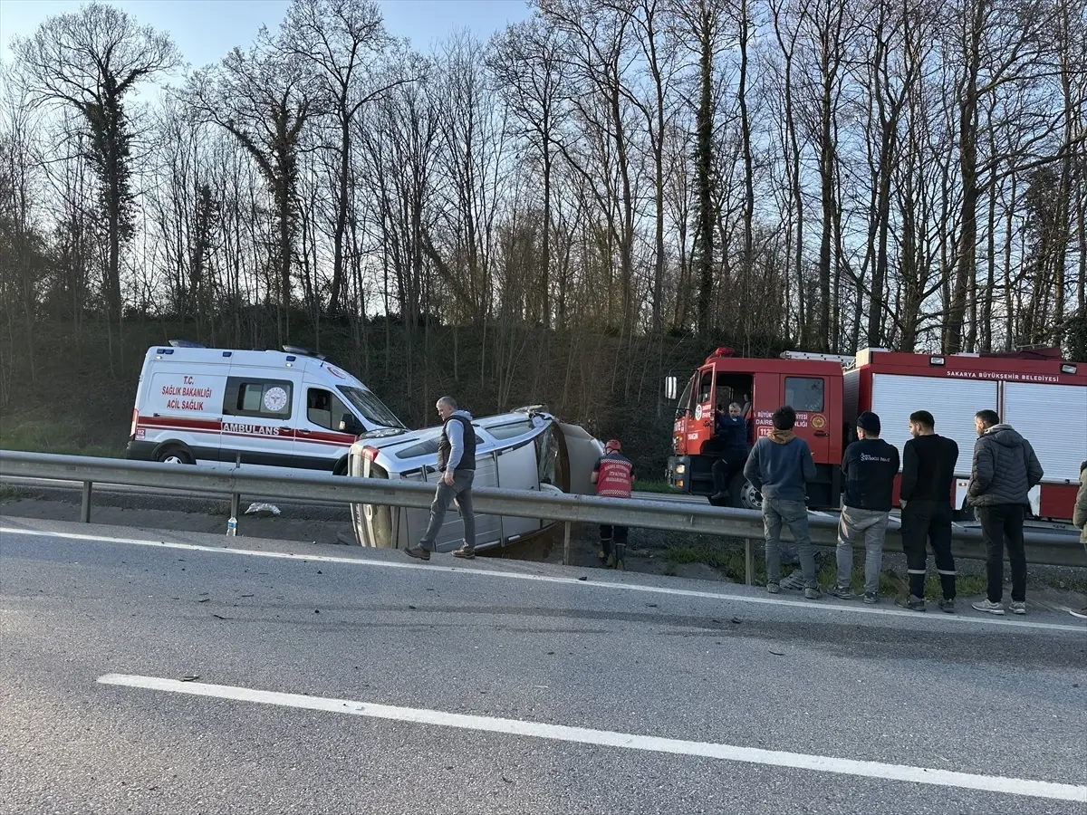 Karasu’da Hafif Ticari Araç Devrildi, Sürücü Yaralandı