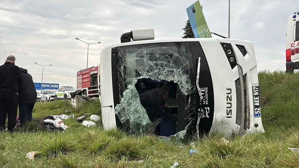Samsun’da Midibüs Çarpması: 11 Kişi Yaralandı, Aralarında Öğrenciler de Var