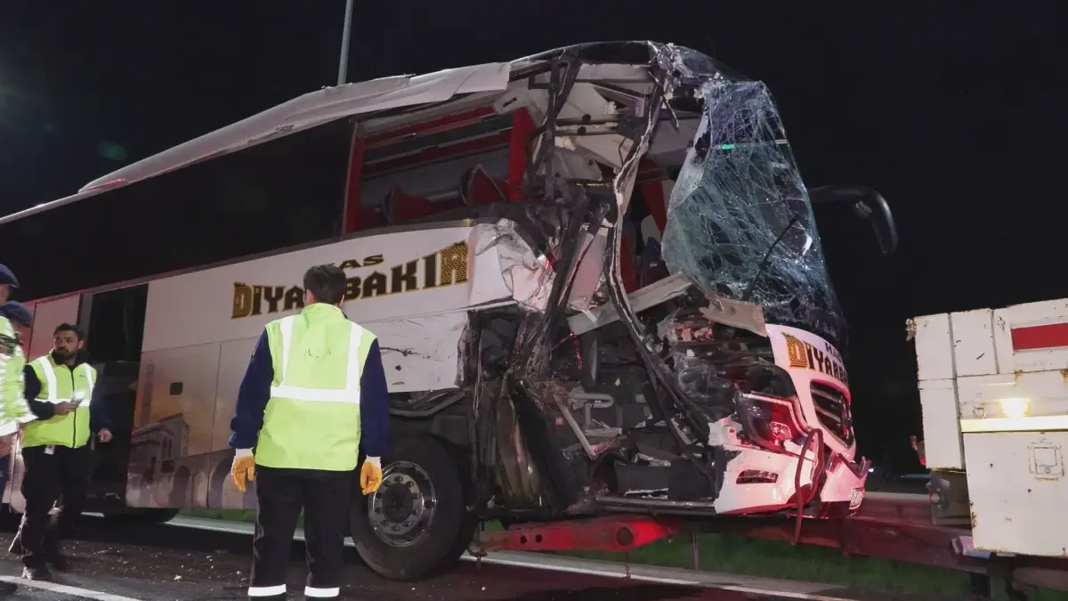 Çekmeköy'de Otobüs ve TIR Çarpışması: 10 Kişi Yaralandı