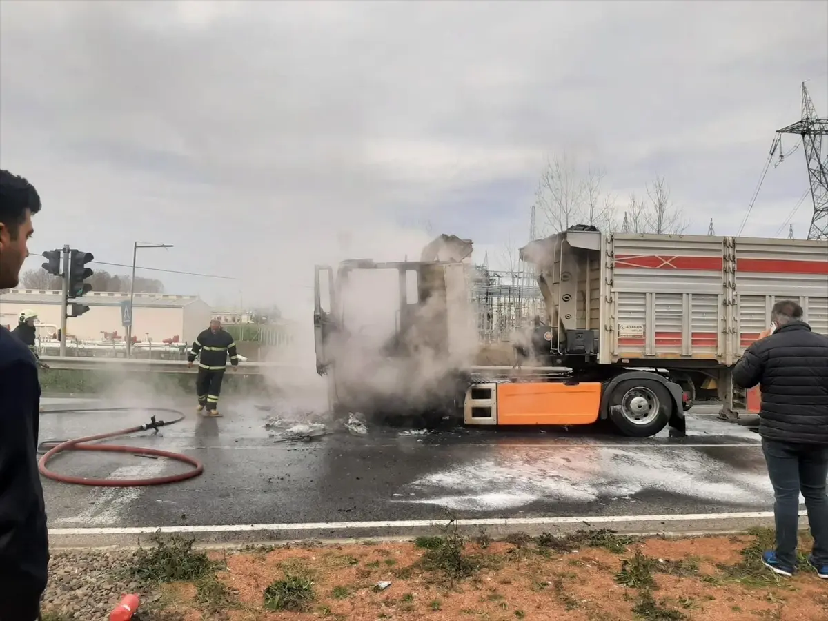 Samsun Terme'de Seyir Halindeki Tırda Ani Yangın