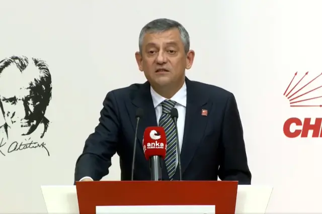 Özel'in konuşma sırasında jestleri