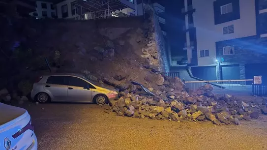 Çöken istinat duvarının altındaki araç