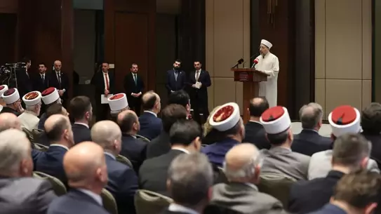 Toplantı sırasında Diyanet İşleri Başkanı Safi Arpaguş