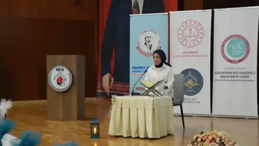 Yarışma sahasından bir kare, gençler Kur’an-ı Kerim okurken