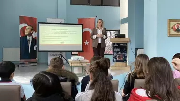 Seminerde konuşma yapan uzman