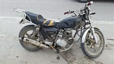 Plakasız motosikletin fotoğrafı