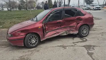 Tramvay ile otomobil çarpışma anı