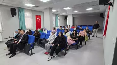 Konferansta sunum yapan vergi uzmanı