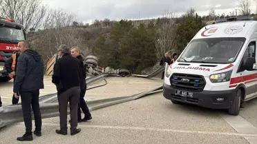 Devrilen hafriyat kamyonunun fotoğrafı