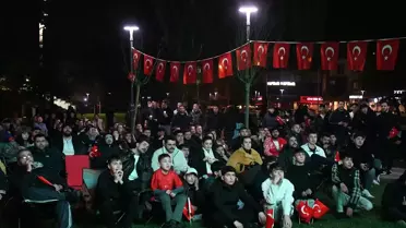 Kocaeli'deki dev ekranda maç izleyen kalabalık