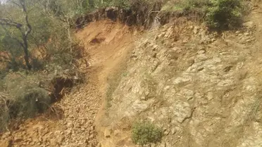 Toprak kayması sonrası oluşan çukur