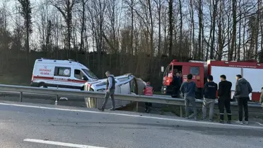 Karasu’da Hafif Ticari Araç Devrildi, Sürücü Yaralandı