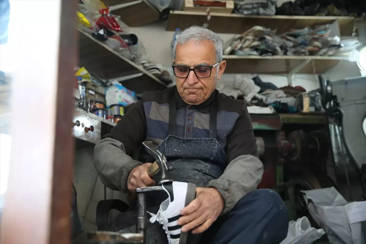 Hatay'ın 44 Yıllık Ayakkabı Ustası Cemil Olğun'dan Efsanevi Hikâye