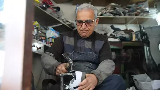 Cemil Olğun, atölyesinde ayakkabı tamiri yapıyor