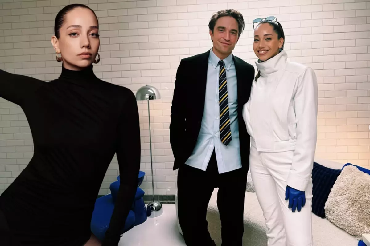 Özge Özacar, Londra’da Robert Pattinson ile Buluştu: Fotoğraflar ve Detaylar