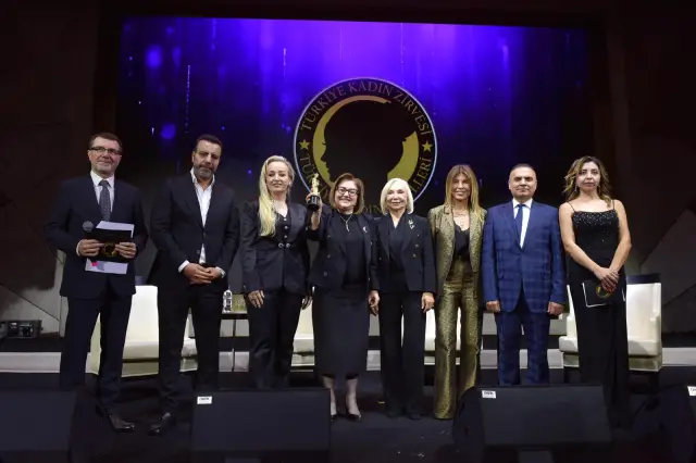 Konuşma yapan iş kadını