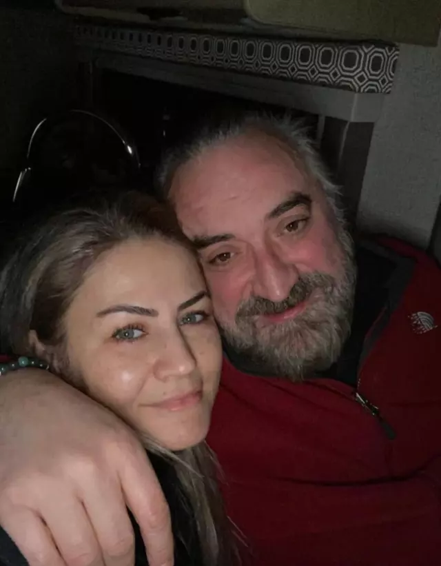 Volkan Konak anma programında sahne performansı