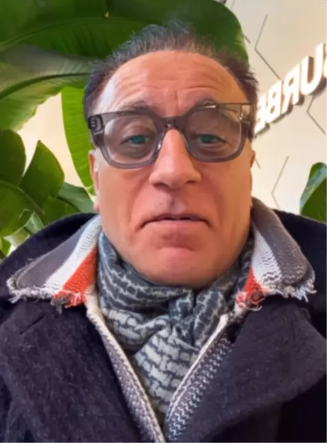 Erol Köse’ye saygı duruşu gösteren fotoğraf