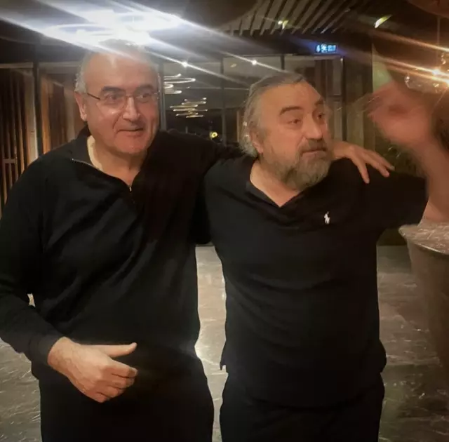 Katılımcıların Volkan Konak’a çiçek bırakması