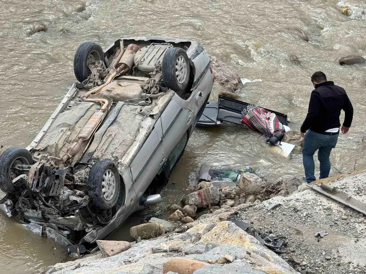 Sinop Ayancık’ta Araç Çayı Doldurdu: Sürücü Hastaneye Kaldırıldı