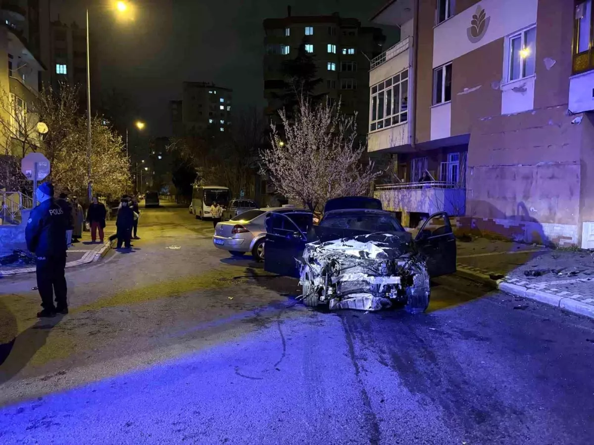 Kayseri Melikgazi'de Çarpışan İki Otomobilin Ardından 5 Yaralı