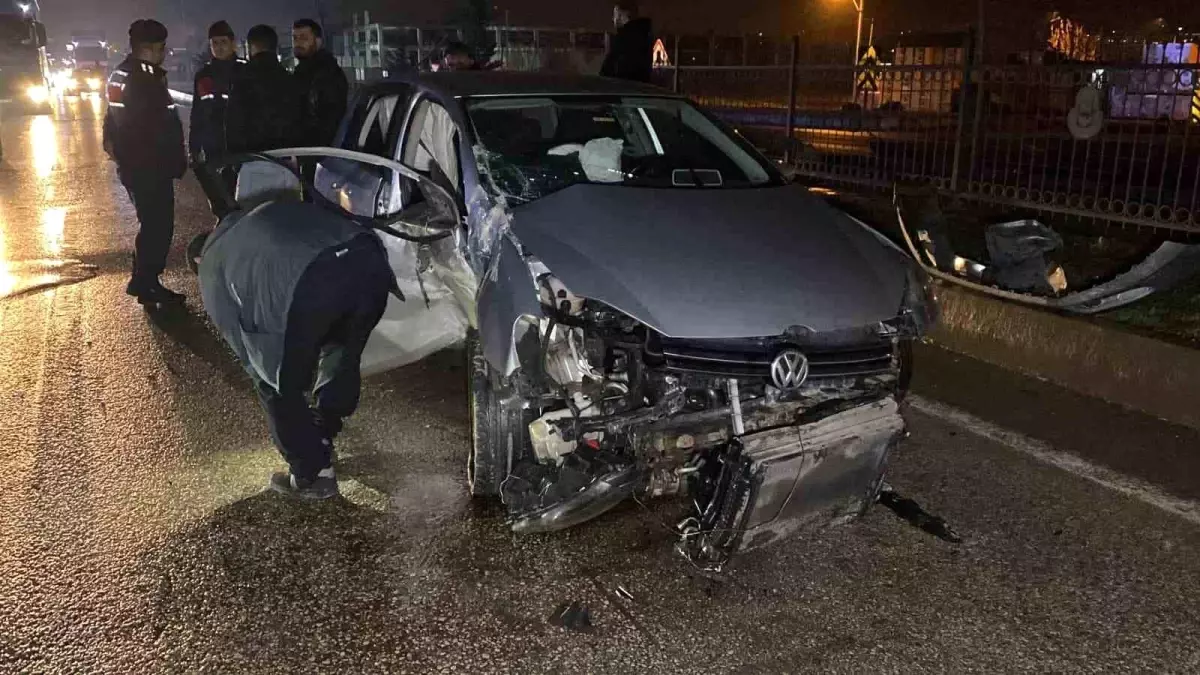 İnegöl’de Kontrolden Çıkan Otomobil Bariyerlere Çarptı: 2 Yaralı