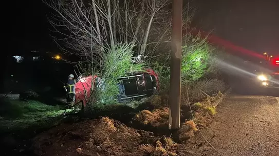 Kazanın ana fotoğrafı, devrilen otomobil