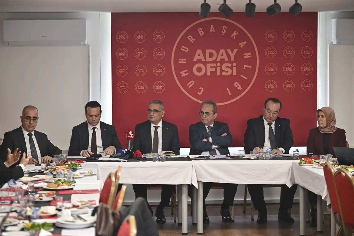 Tezcan'dan Aday Ofisi İçin Yeni Strateji: Proaktif Siyasetin Üretim Merkezi