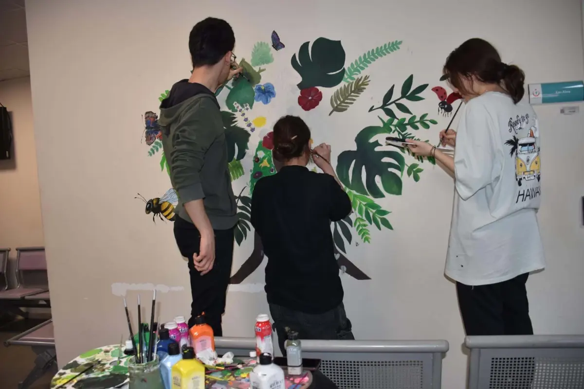 Çiğli Fen Lisesi Öğrencileri Hastane Duvarına Umut Resmi Çizdi