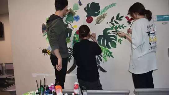 Çiğli Fen Lisesi Öğrencileri Hastane Duvarına Umut Resmi Çizdi