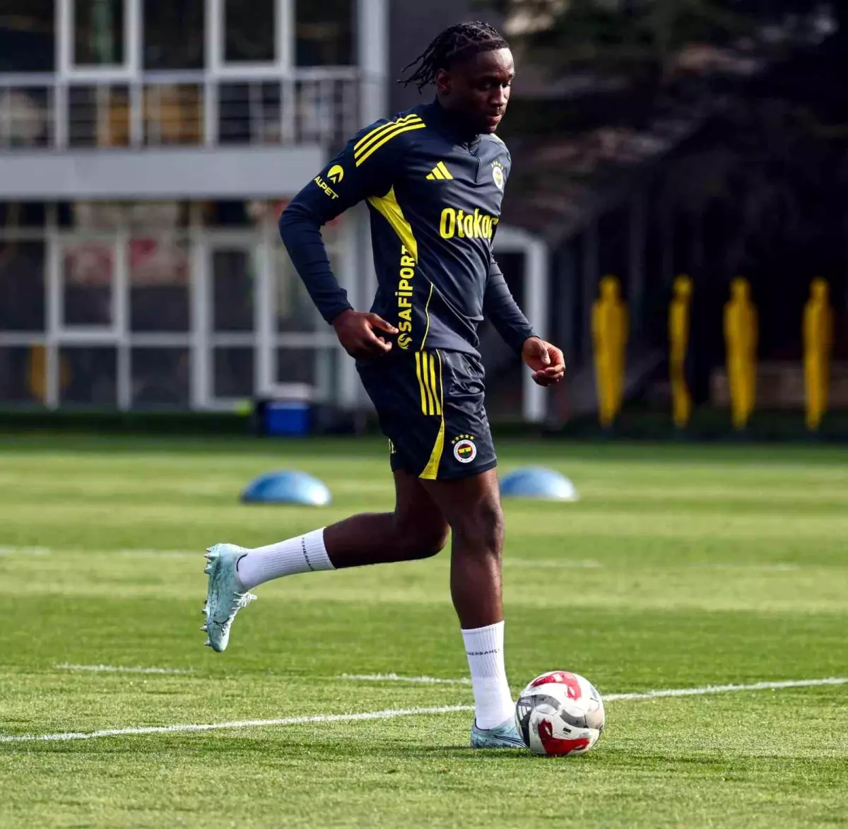 Fenerbahçe, Beşiktaş Derbisi Öncesi Hazırlık Antrenmanlarına Başladı