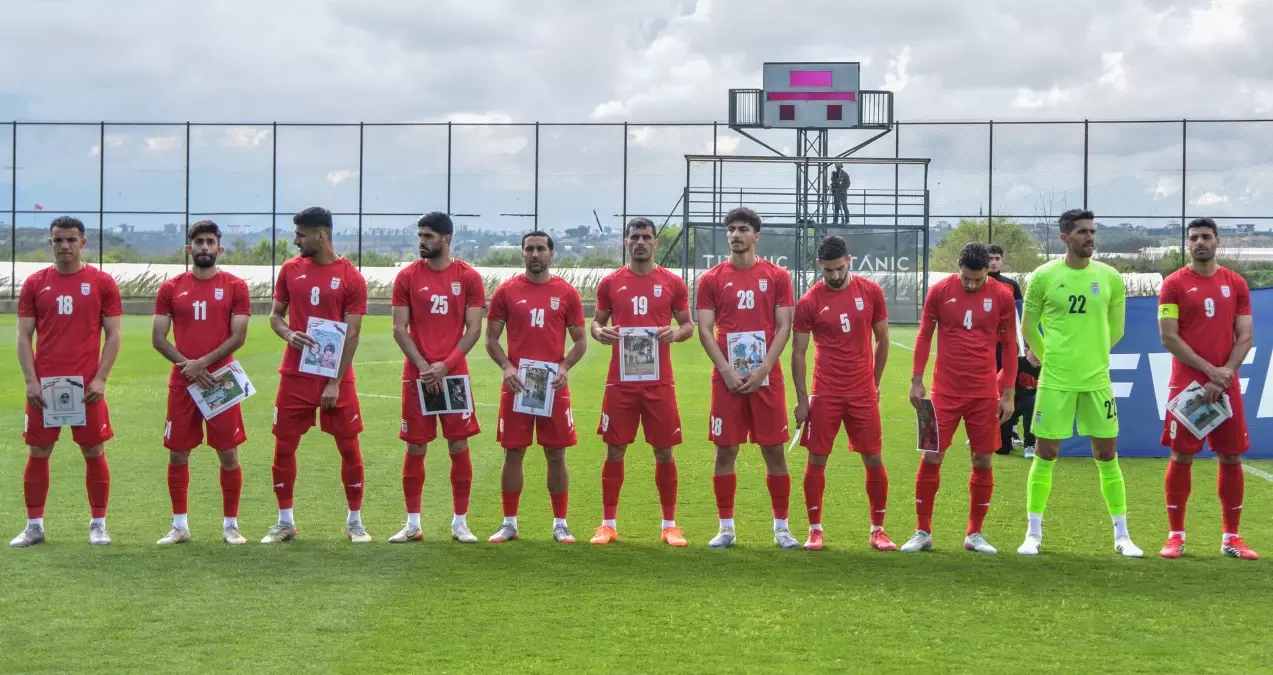 İran Futbolcuları, Kosta Rika Maçında Savaş Kurbanlarının Fotoğraflarıyla Söz Söyledi