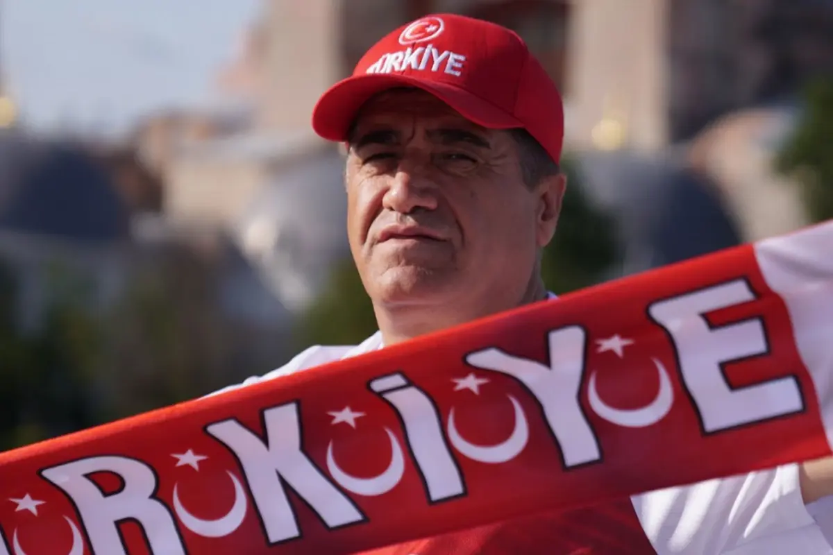 Hakkarili Sanatçı Aydın Aydın, Milli Takım’a Kürtçe Marşla Moral Verdi