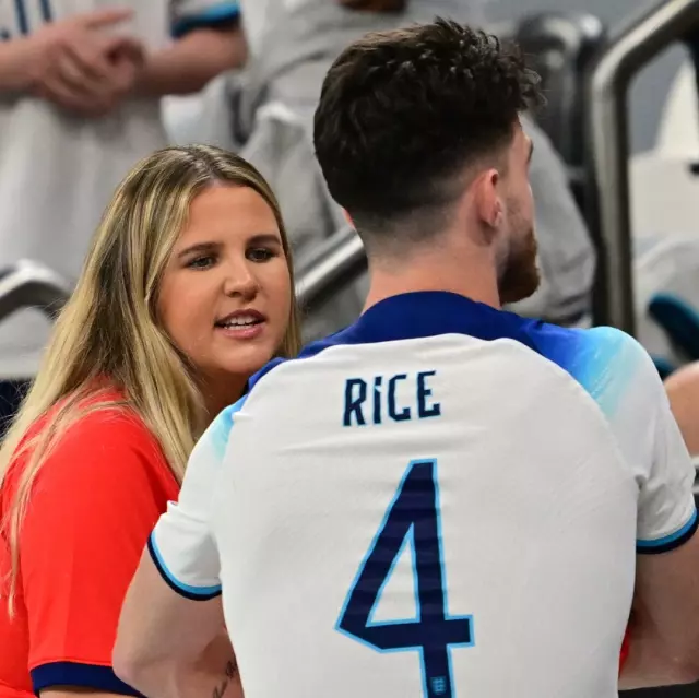 Declan Rice ve Lauren Fryer gülümseyerek