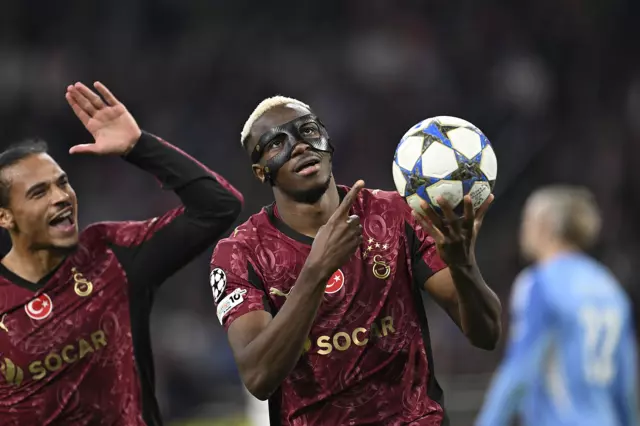 Osimhen sahada koşu