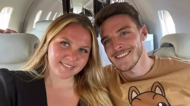 Çiftin romantik bir yürüyüşü