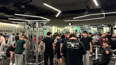 Yoğunluk içinde spor yapan kişiler