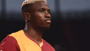 Osimhen antrenmanda topa vuruyor