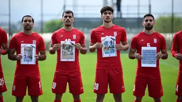 Sahada savaşta kaybedilen çocukların fotoğraflarıyla İran takımı