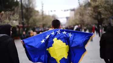 Maç öncesi taraftar kalabalığının enerjik görüntüsü