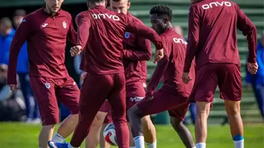 Trabzonspor oyuncuları taktik çalışması yapıyor