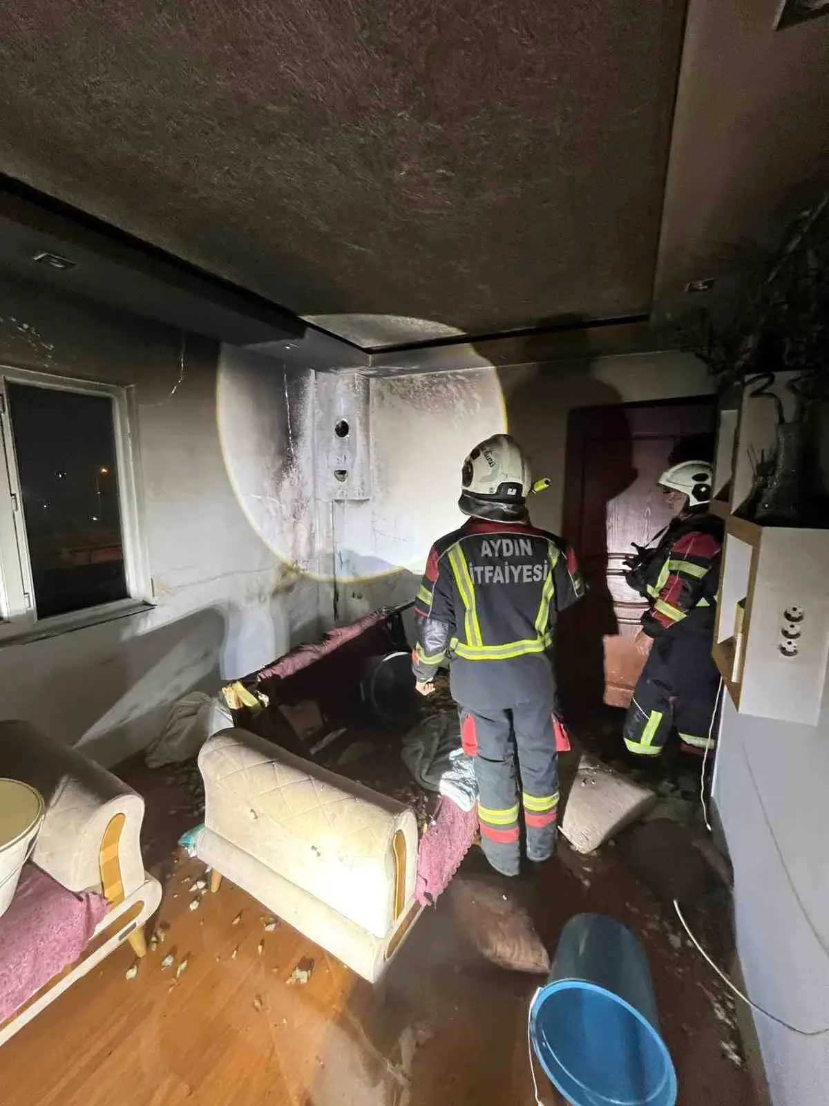 Aydın Efeler'de Ev Yangını: Çocuk ve İki Kişi Duman Zehirlenmesi Nedeniyle Hastaneye Kaldırıldı