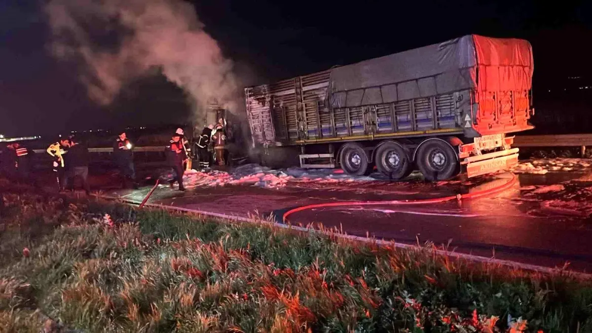 Bursa’nın Karacabey İlçesinde Seyir Halindeki Tırda Çıkan Yangın Kontrol Altına Alındı