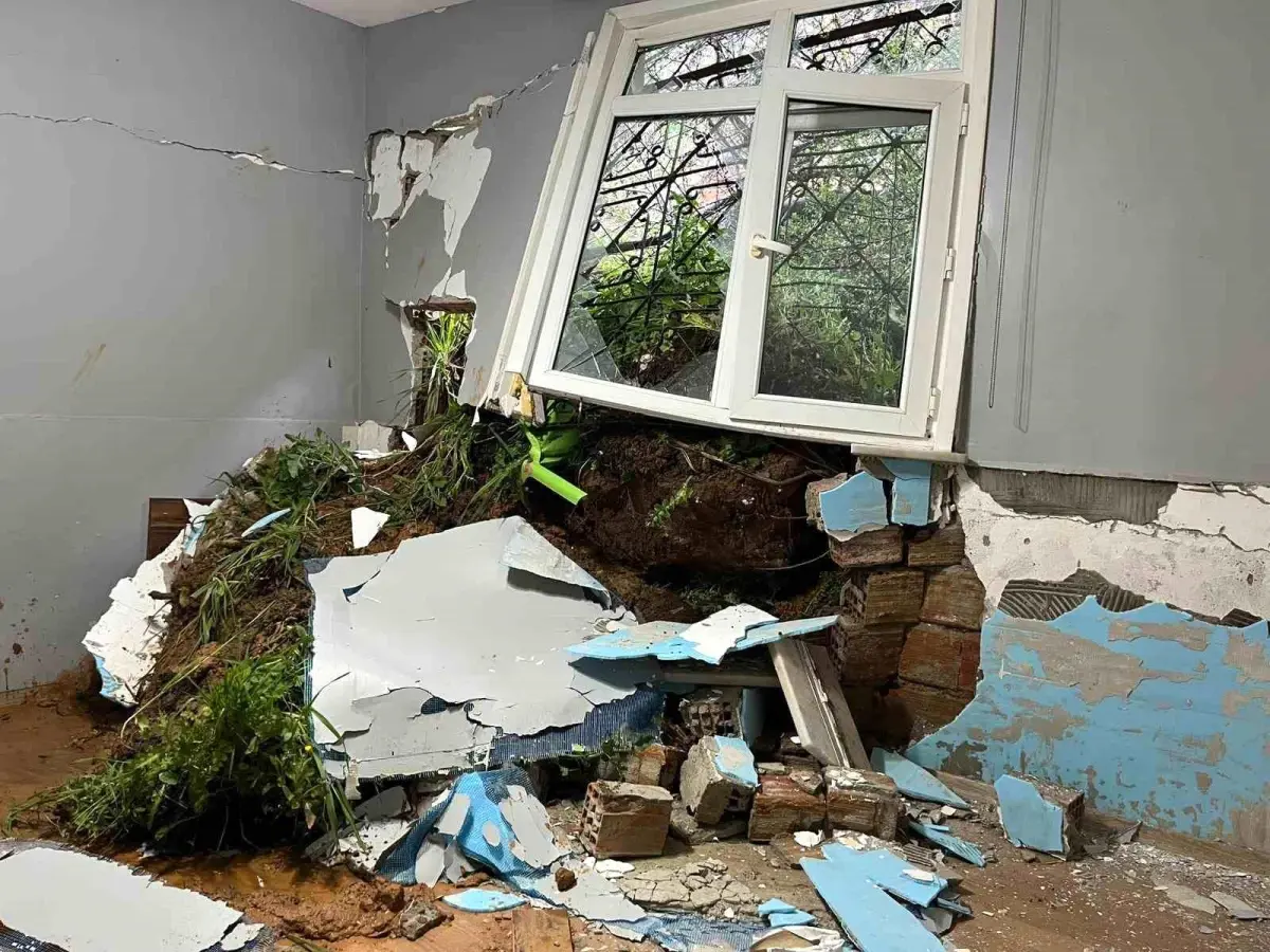 Maltepe'de Şiddetli Yağış Sonrası Toprak Kayması Tek Katlı Evi Yıktı