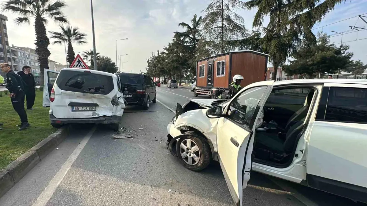 Samsun'un İlkadım İlçesinde Zincirleme Trafik Kazası: 3 Kişi Yaralandı